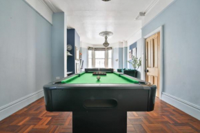 Boutique 4 Bedroom House, Pool Table, Multiple Private Parking Spaces, Sleeps 12